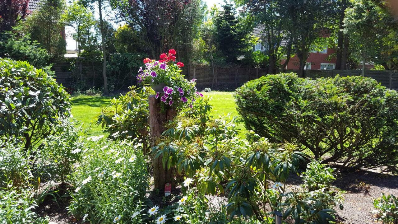 1 Haus- Annegrete Mit Ueberdachter Terrasse Zum Garten Bensersiel